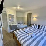 Badine Refait A Neuf Qualite Superieure Balneo Clim Piscine Apartment Hyeres