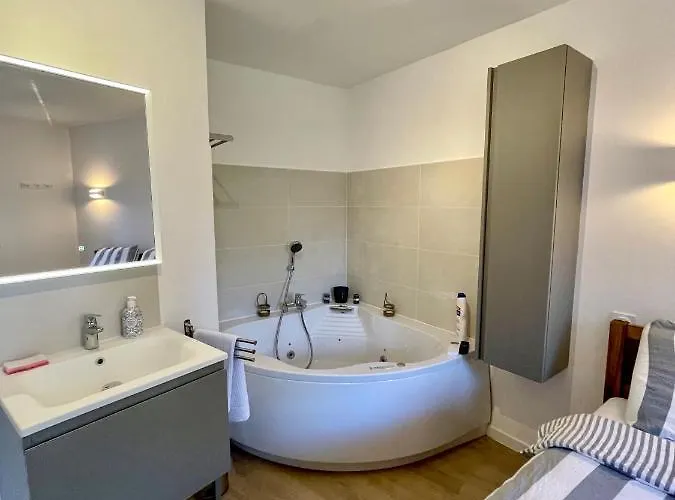 Badine Beach Refait A Neuf Qualite Superieure Balneo Clim Piscine イエール